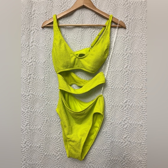 Bar III Cut Out One Piece Swimsuit Size S Chartreuse Lime Green Neon Monokini - Picture 16 of 16